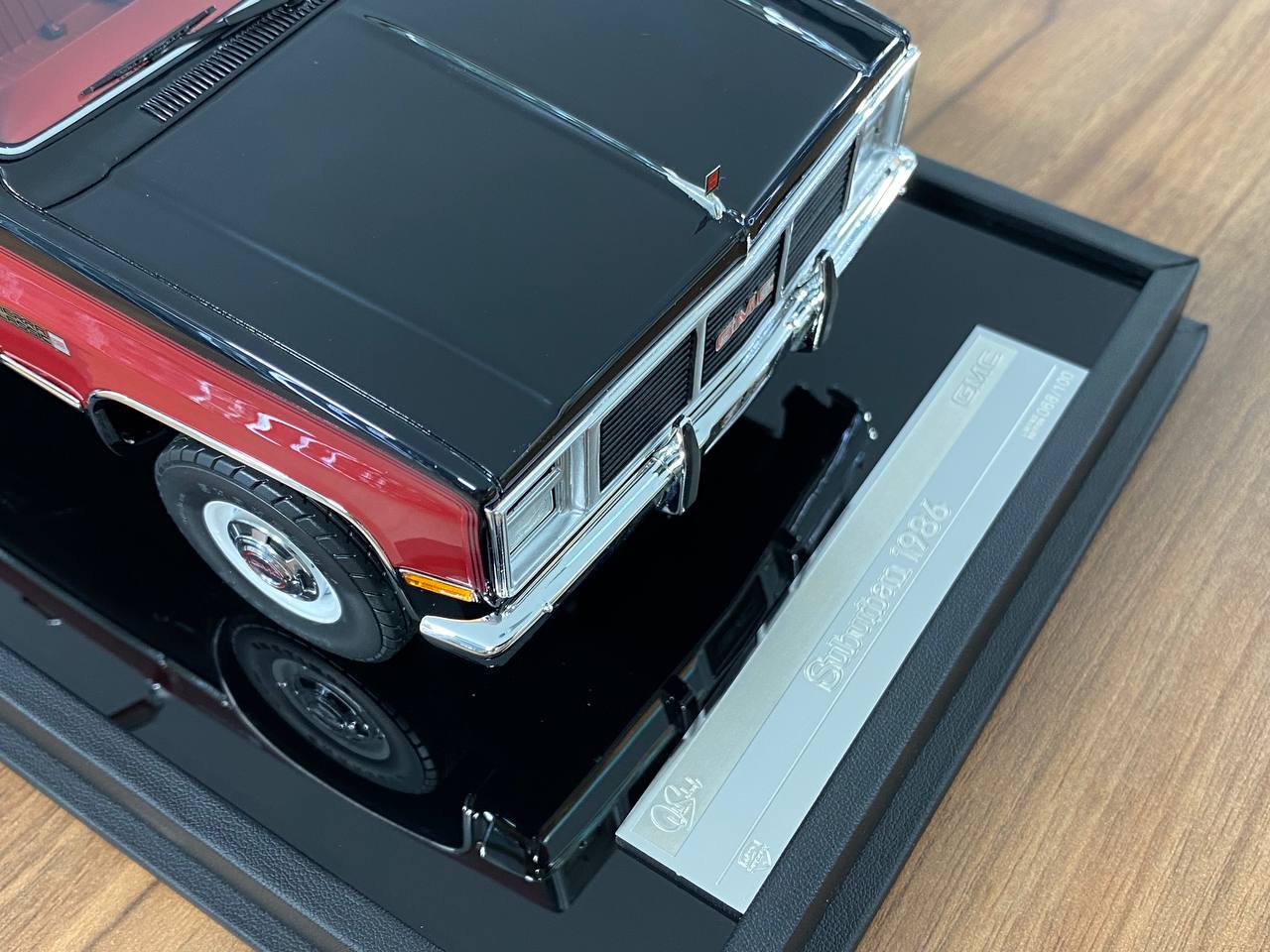 1/18 Resin – Old School Models GMC Suburban 2500 (1986) Black & Red Limited Edition/ 100 pcs