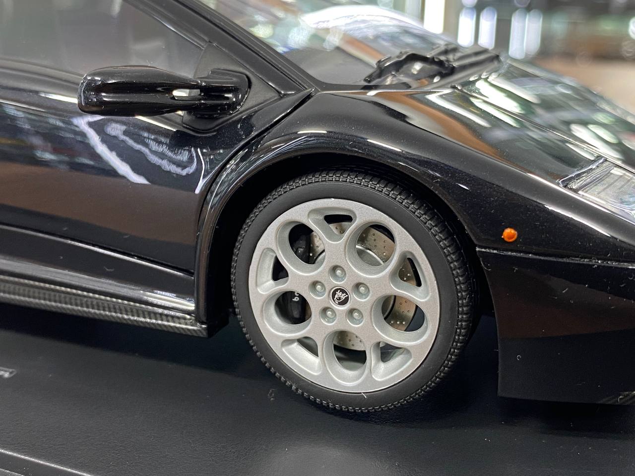 1/18 Diecast Lamborghini Diablo 6.0 – Metallic Black | AUTOart | Full Opening