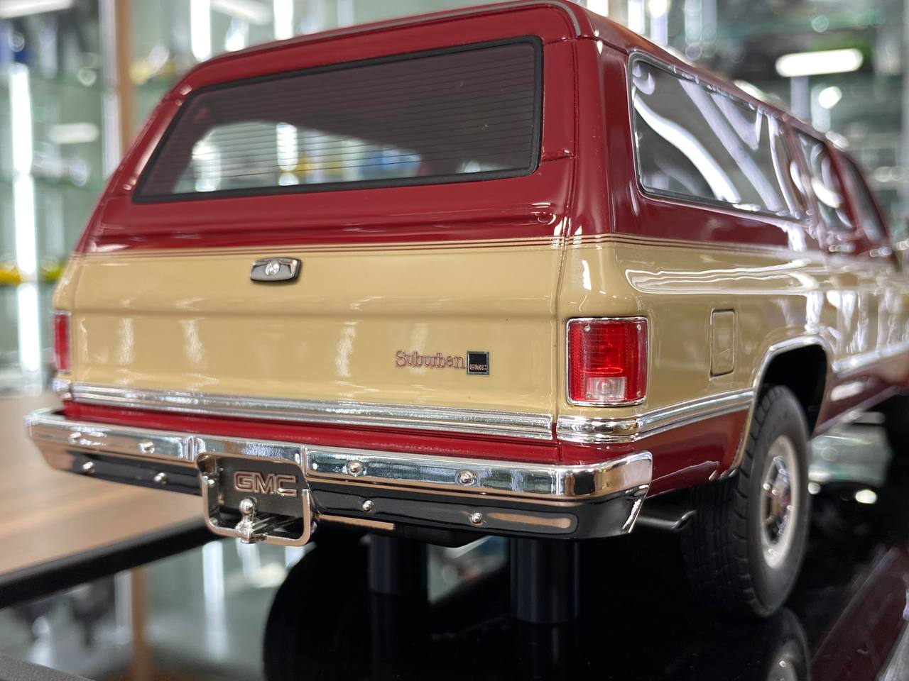 1/18 Resin Old School Models GMC SUBARBAN 86 2500 (1986) Red & Beige Limited 100 pcs