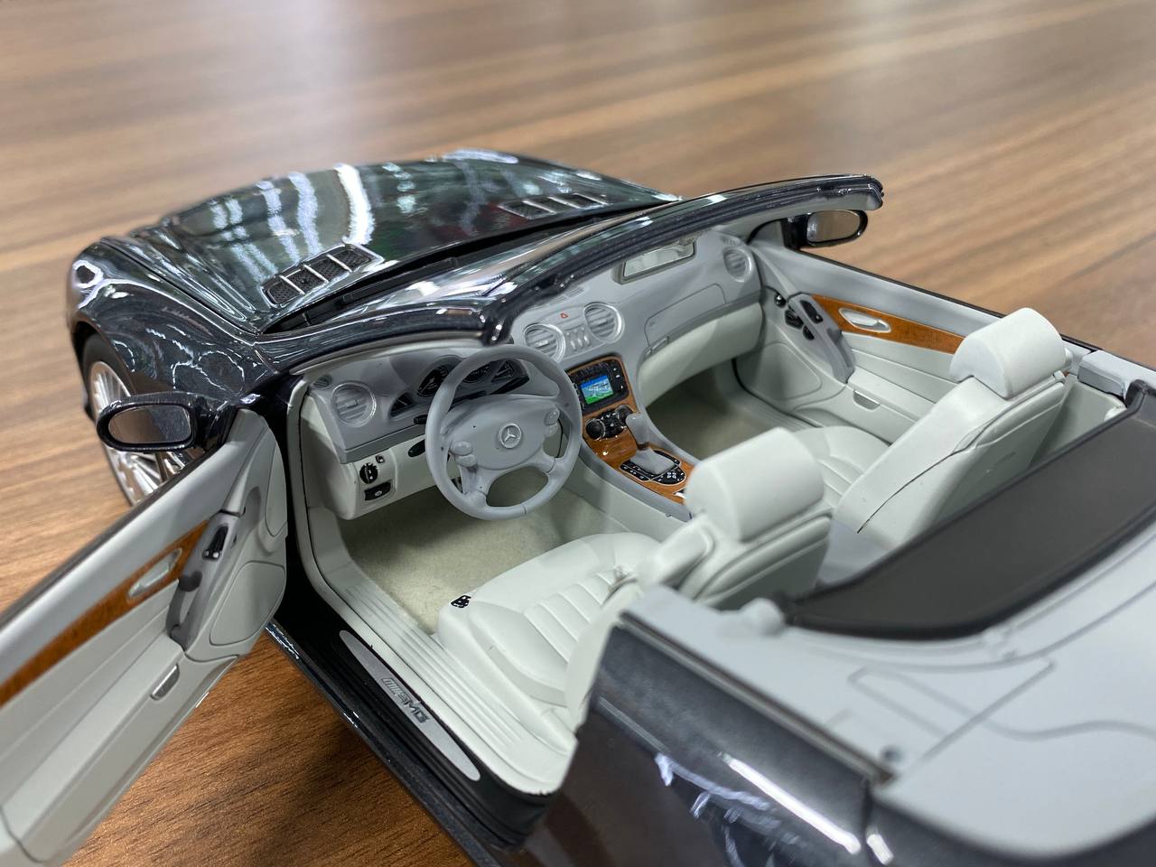 1/18 Diecast Metal Model – Mercedes-Benz SL 55 AMG R230 (2000–2006) | Norev Dealer Edition | Full Opening | Obsidian Black (Grey)