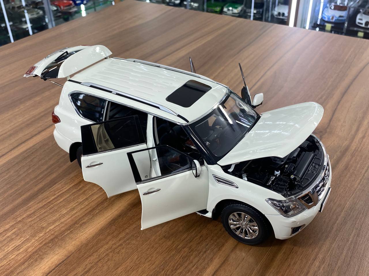 1/18 Nissan Patrol Y62 Paudi White Model Car
