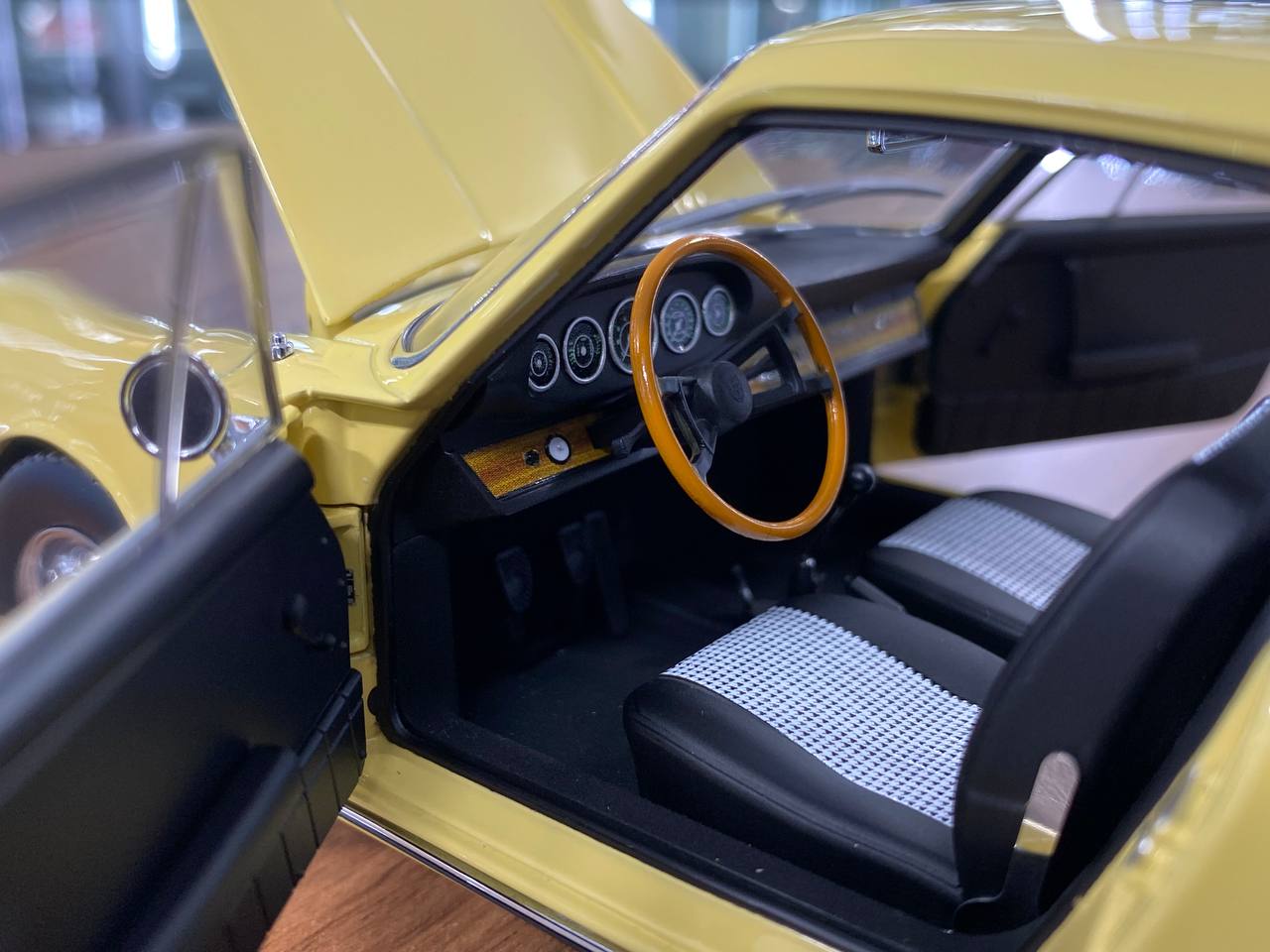 1/18 KYOSHO Porsche 911 (901) Champagne Yellow | Diecast Model with Full Opening