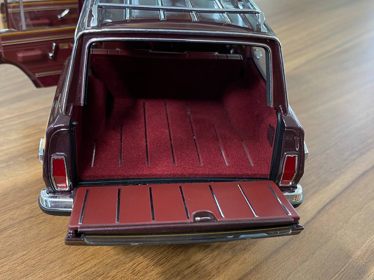 1/18 Diecast Jeep Grand Wagoneer 1991 Black Cherry | DD Model | Full Openings