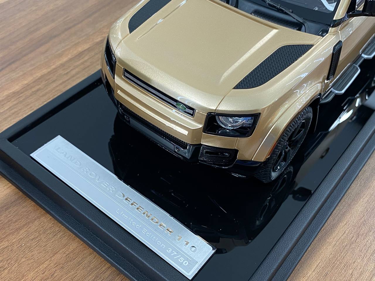 1/18 Resin MotorHelix Land Rover Defender 110 Gold Limited 50 pcs