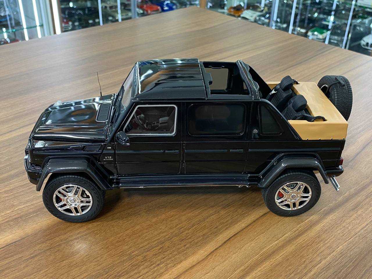 1/18 Mercedes-Benz G650 Landaulet Maybach Black Miniature car by Schuco