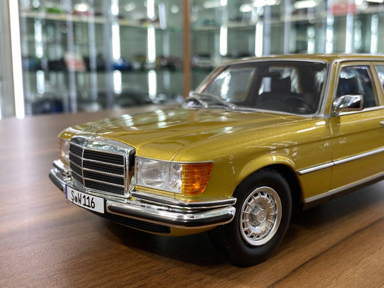 1/18 Mercedes-Benz 450SEL W116 Gold Model Car by iScale