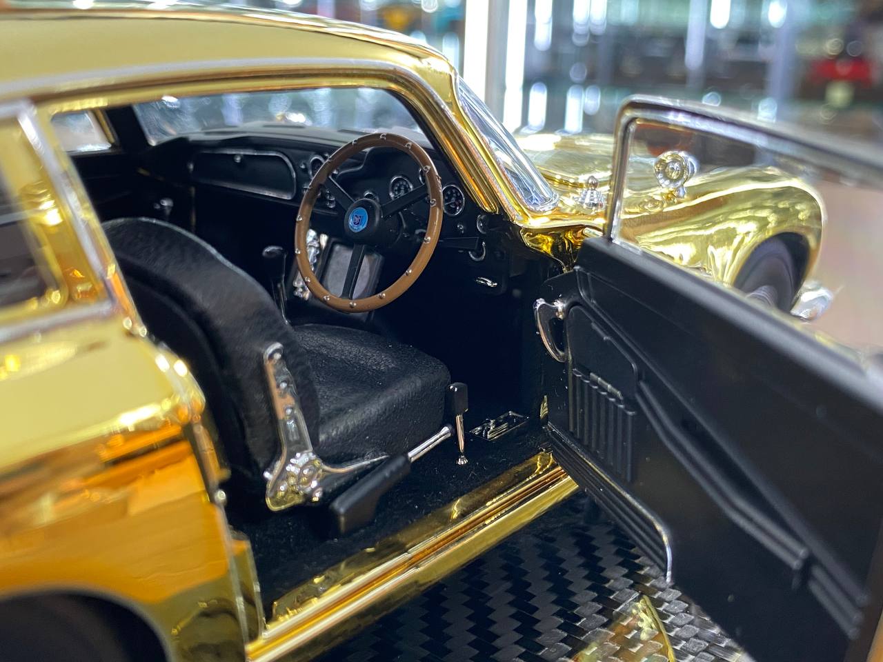 YY Model Xiaoguang 1/18 Aston Martin DB5 Goldfinger 007 Gold Chrome resin