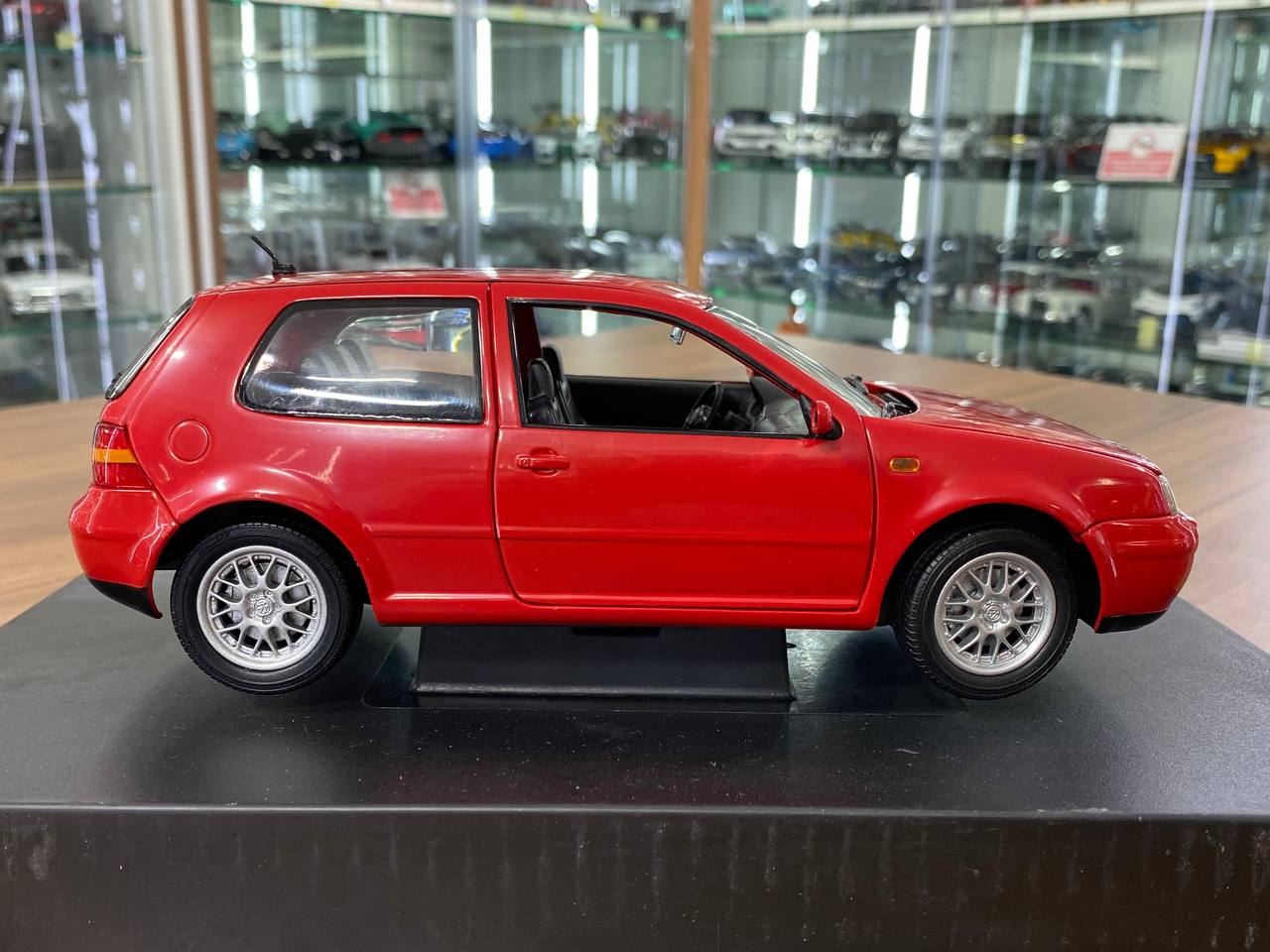 1/18 Diecast Volkswagen Golf GTI 1998 Revell in Red