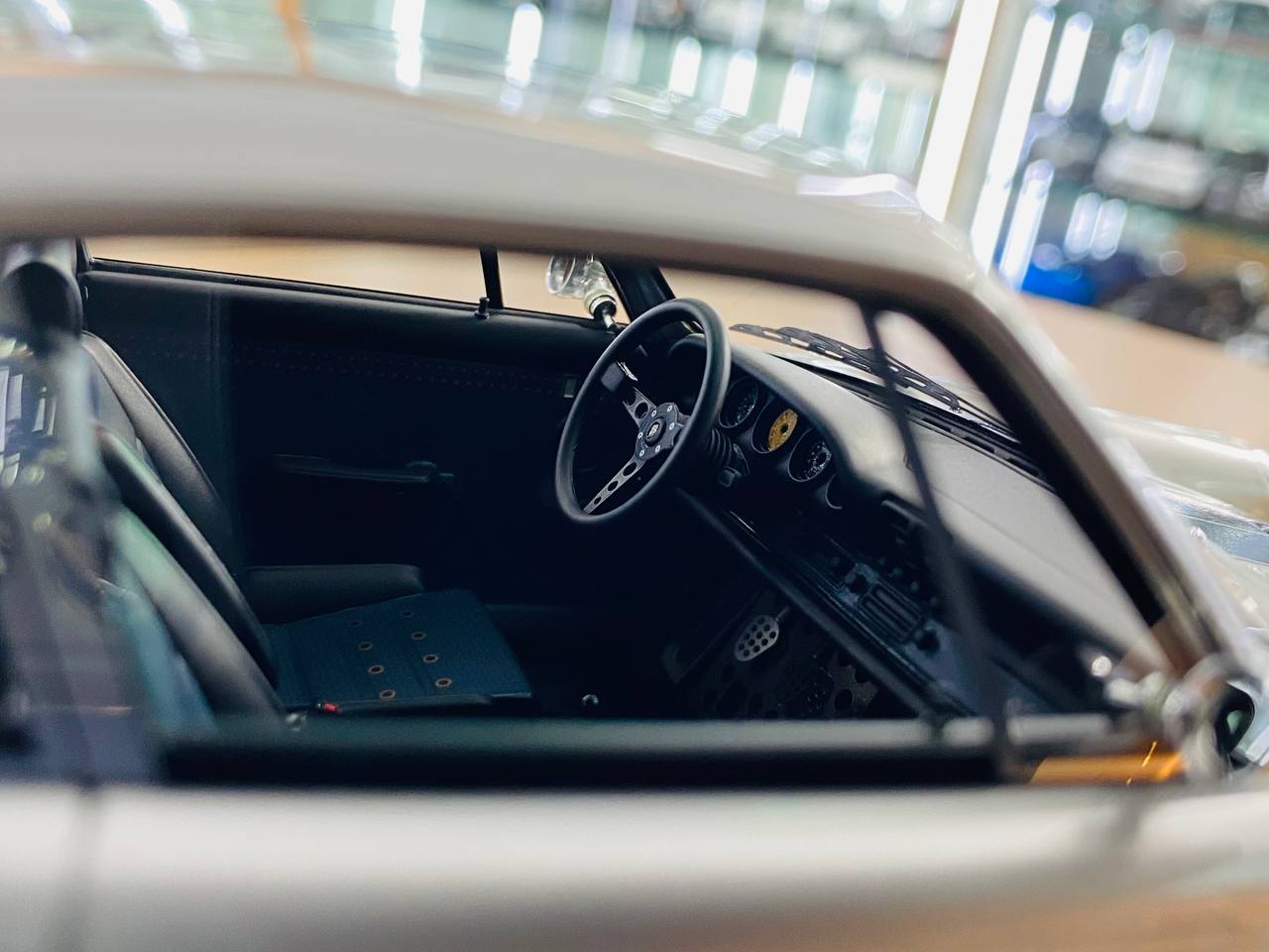 Ivy Model Porsche 911 Singer – 1/18 Resin Model, Titanium Silver/Navy Stripe, Limited 58