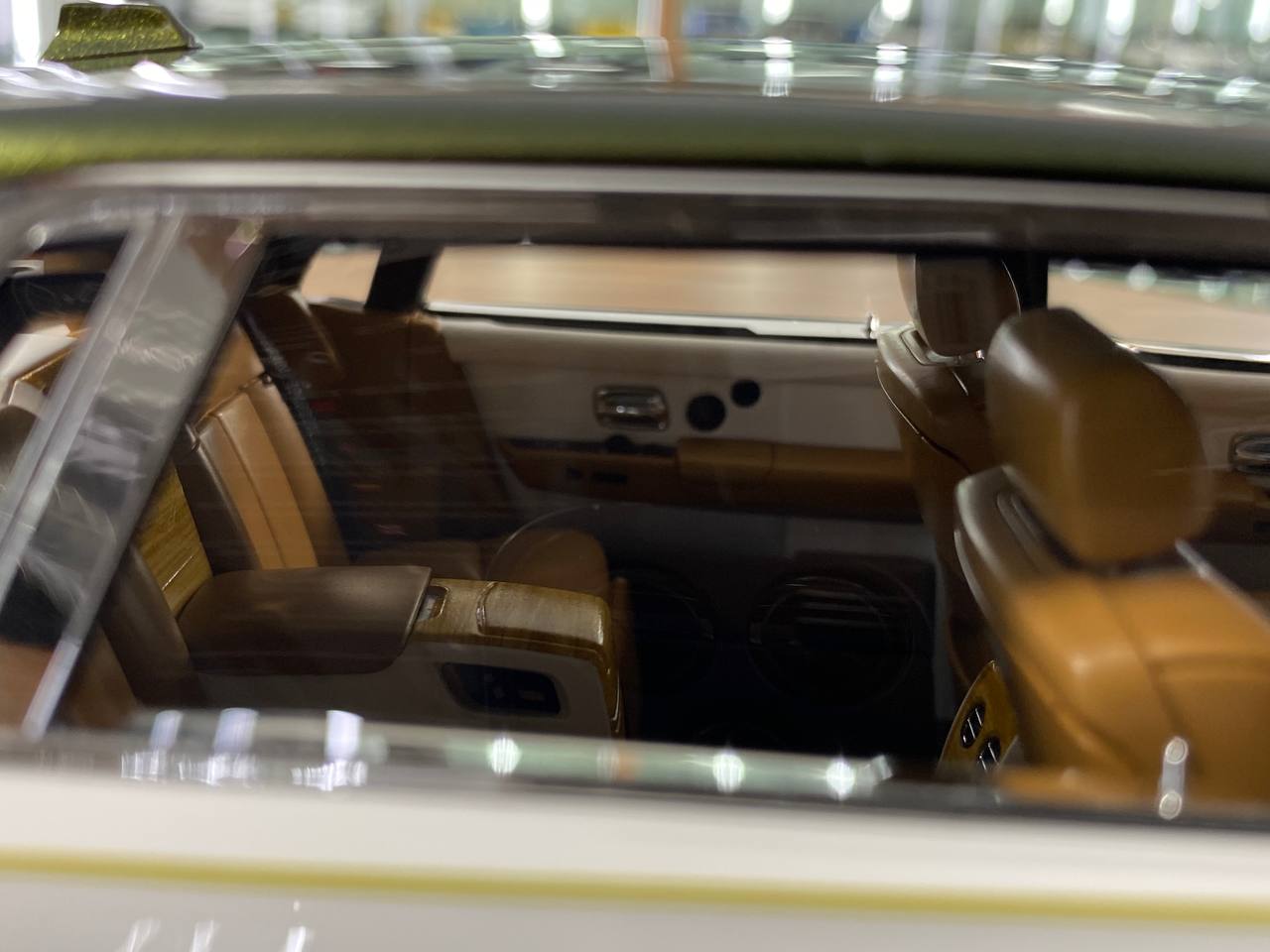 1:18 Resin Model - H&H Rolls Royce Phantom Extended Wheelbase II (White/Gold)