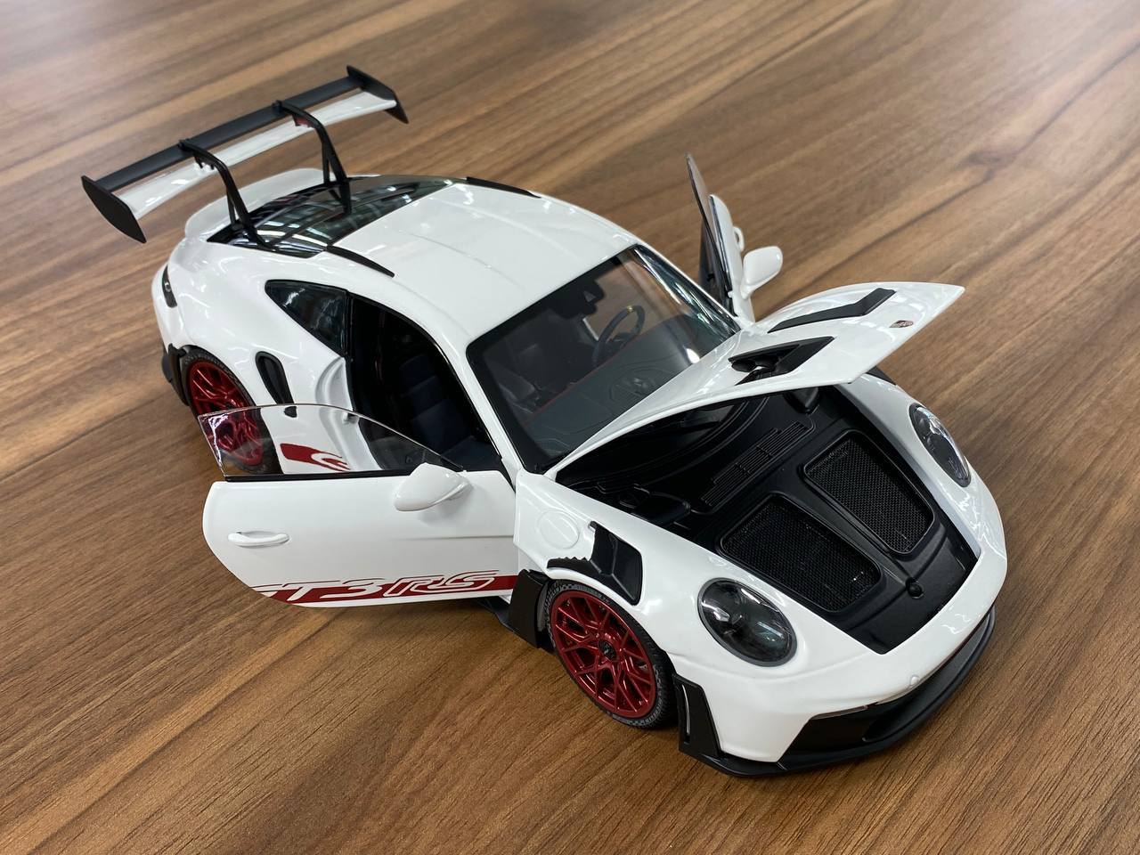 1:18 Diecast Minichamps Porsche 911 (992) GT3 RS 2022 Weissach Paket in White