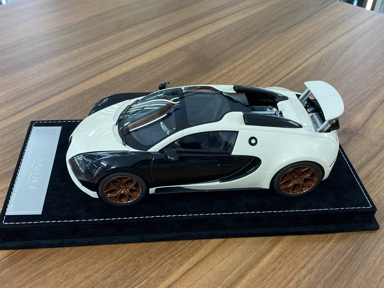 1:18 Resin H&H Bugatti Veyron Grand Sport 16.4 Black/White (Limited 20 pcs)