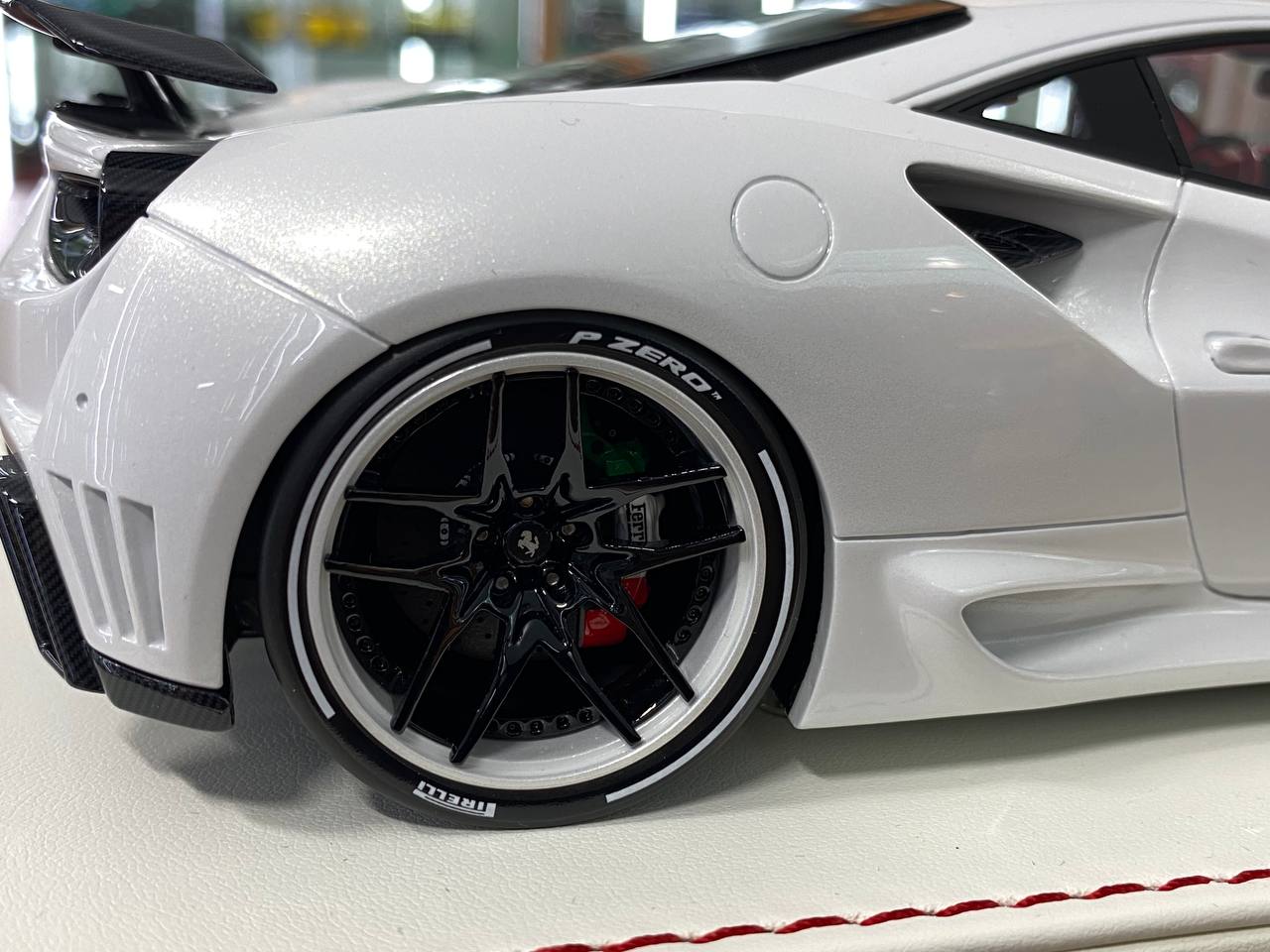 1:18 Resin Model – Davis & Giovanni Ferrari 488 GTB N-Largo – Pearl White Italia Stripe – Limited 6 pcs