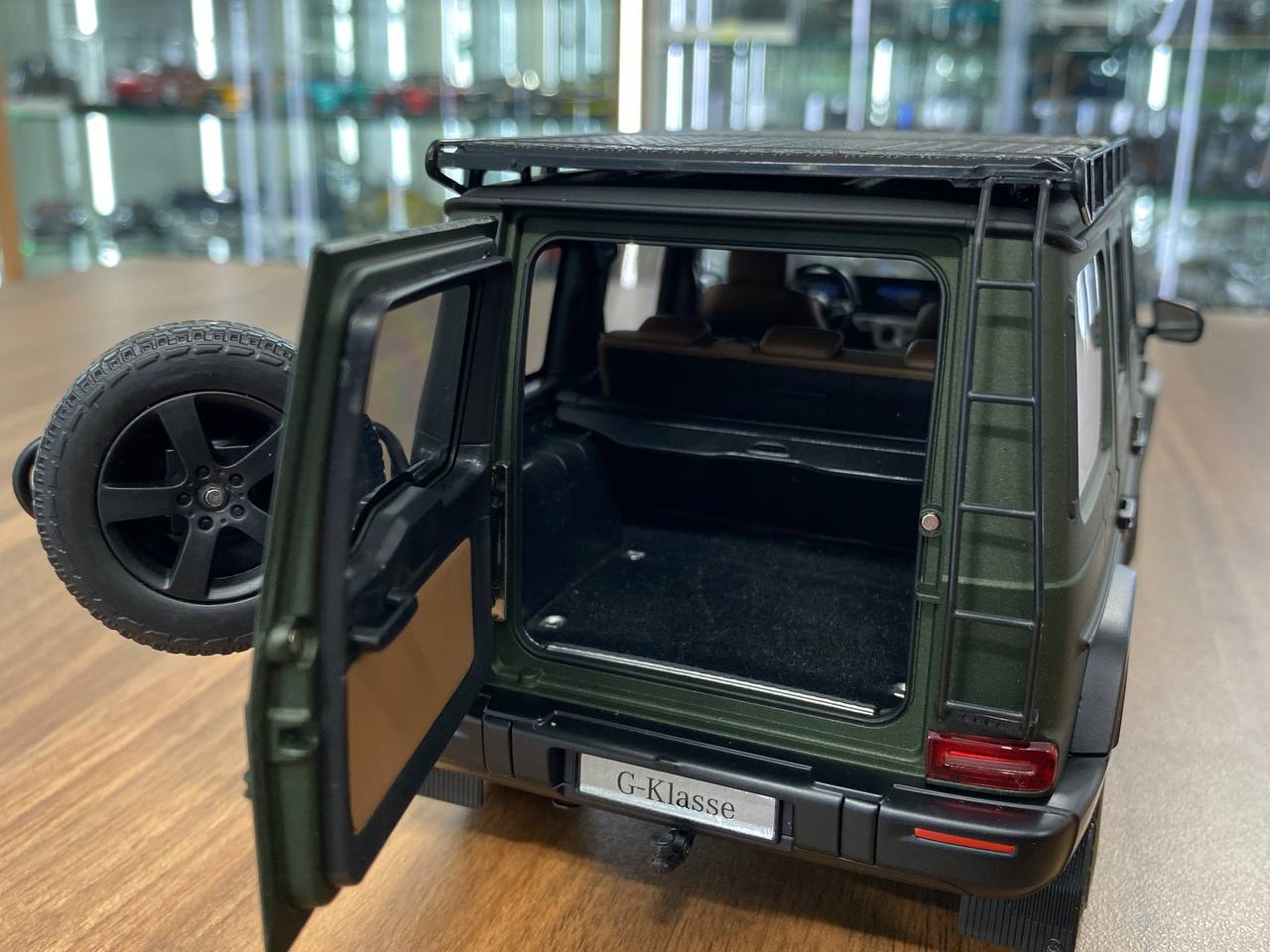 1/18 metal diecast Norev Dealer Edition Mercedes-Benz G 500 Color MANUFAKTUR olive magno