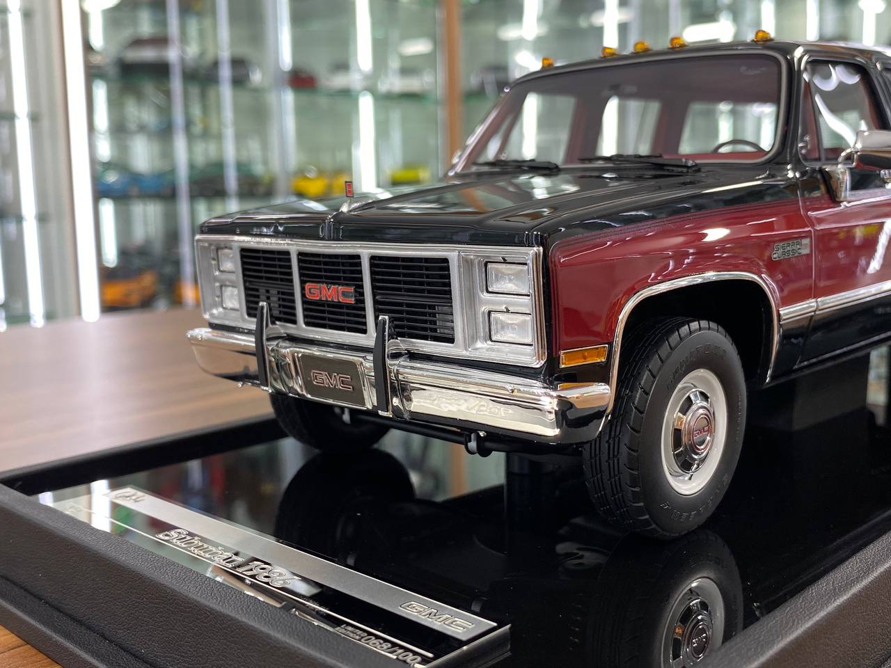 1/18 Resin – Old School Models GMC Suburban 2500 (1986) Black & Red Limited Edition/ 100 pcs