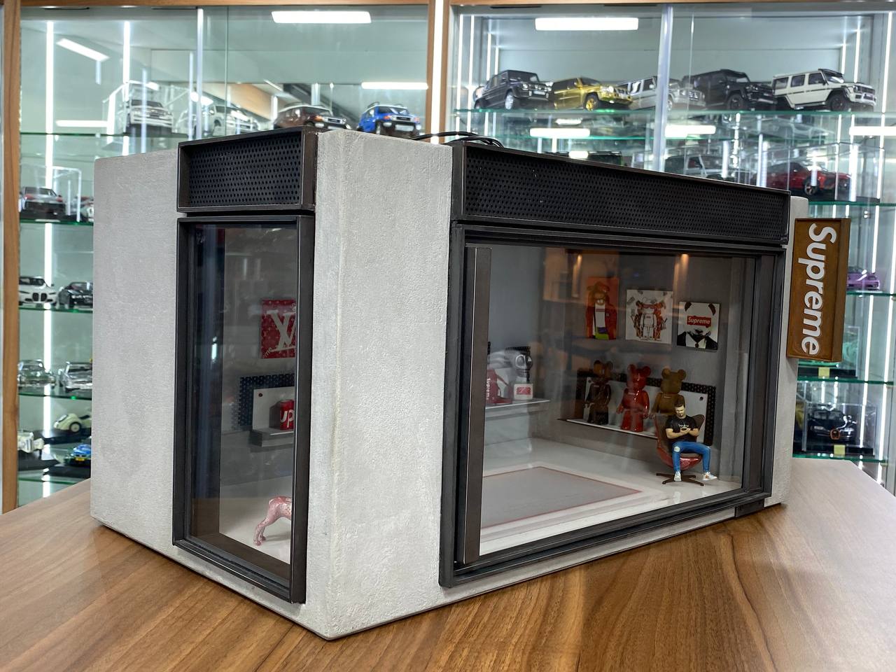1/18 Diorama – Luxury Supreme Store | Custom Made with Light | Car Not Included