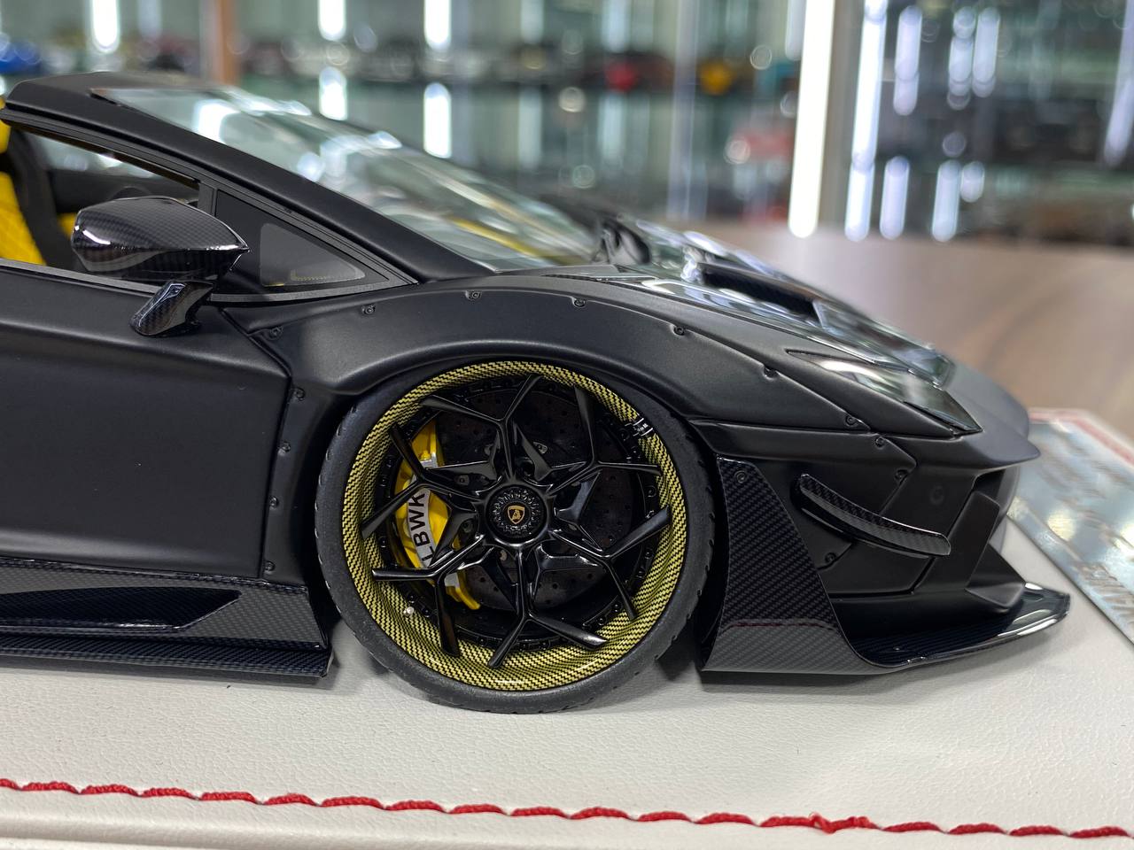 1/18 Resin Davis & Giovanni Lamborghini Aventador LP 720-4 2.0 Roadster in Matt Black with Black/Yellow Interior Limited Edition - 18 pcs