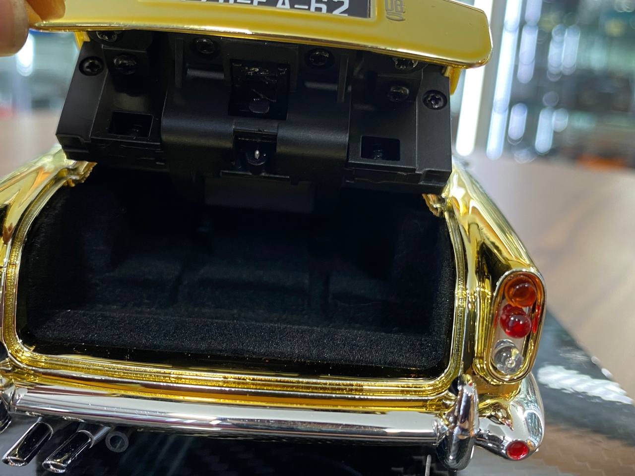 Limited edition 1/18 Aston Martin DB5 Goldfinger 007 Gold Chrome resin model