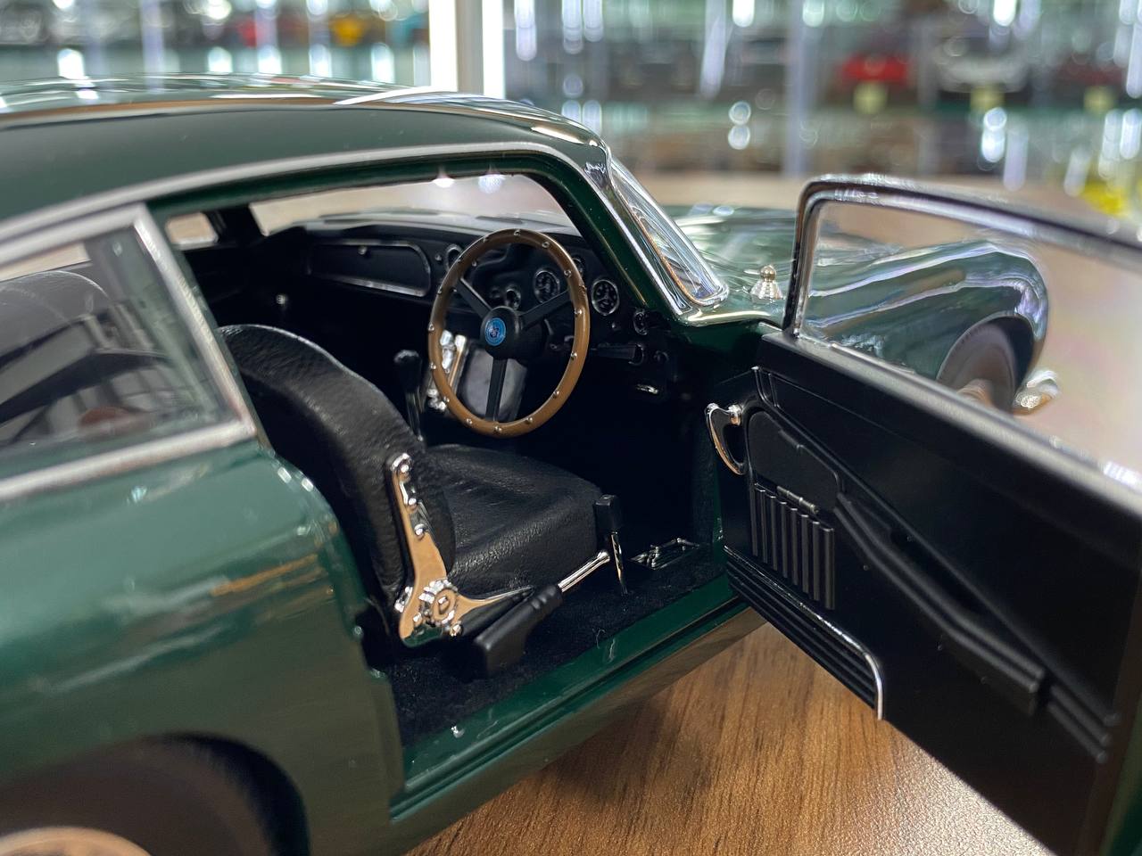 Xiaoguang Aston Martin DB5 1/18 Green Diecast full opening limited to 100 pcs