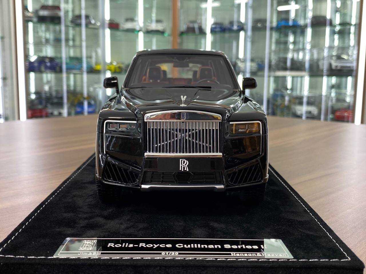 1:18 Resin – H&H Rolls-Royce Cullinan Series II Diamond Black – Limited 30 pcs