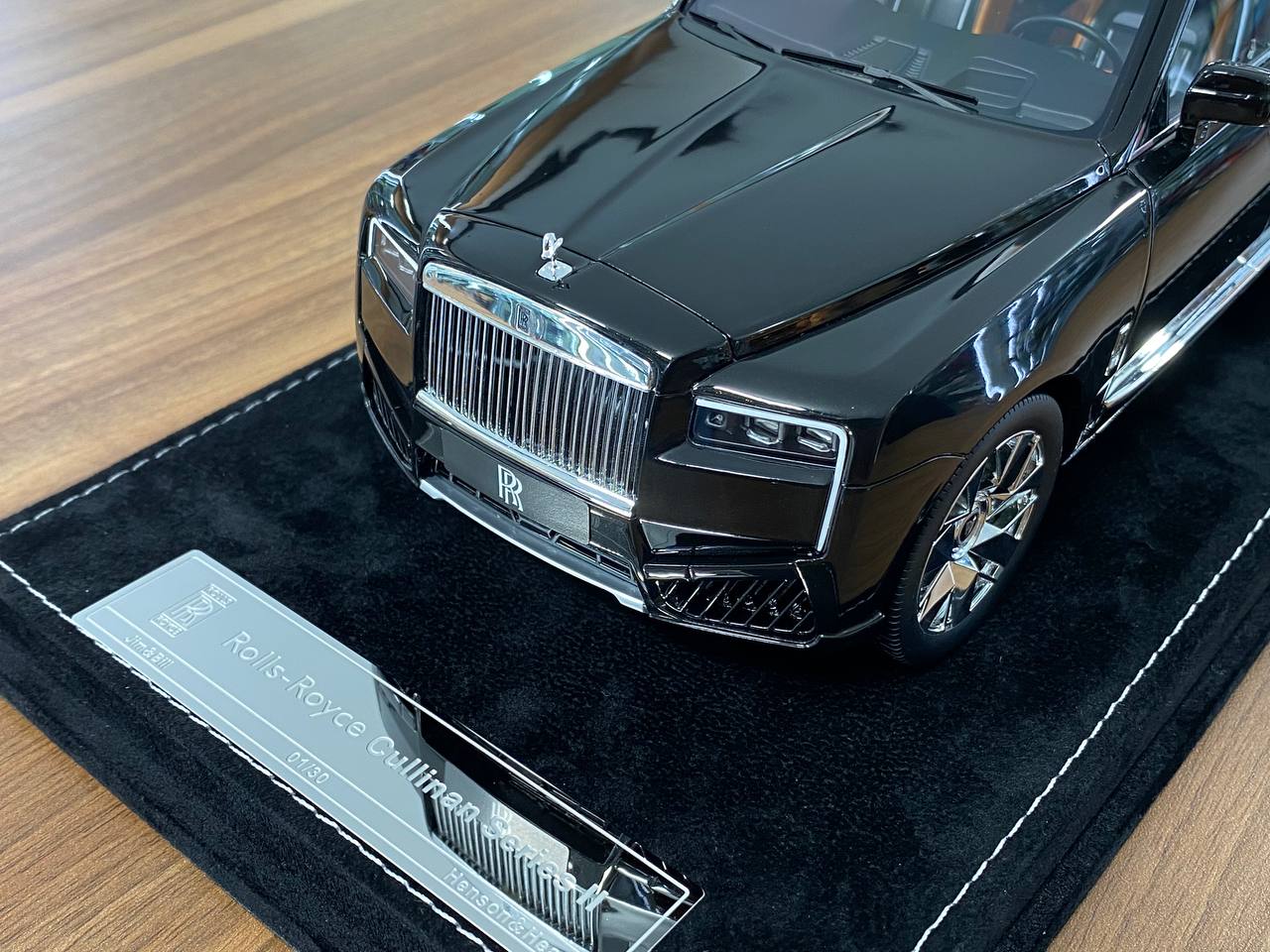 1:18 Resin – H&H Rolls-Royce Cullinan Series II Diamond Black – Limited 30 pcs