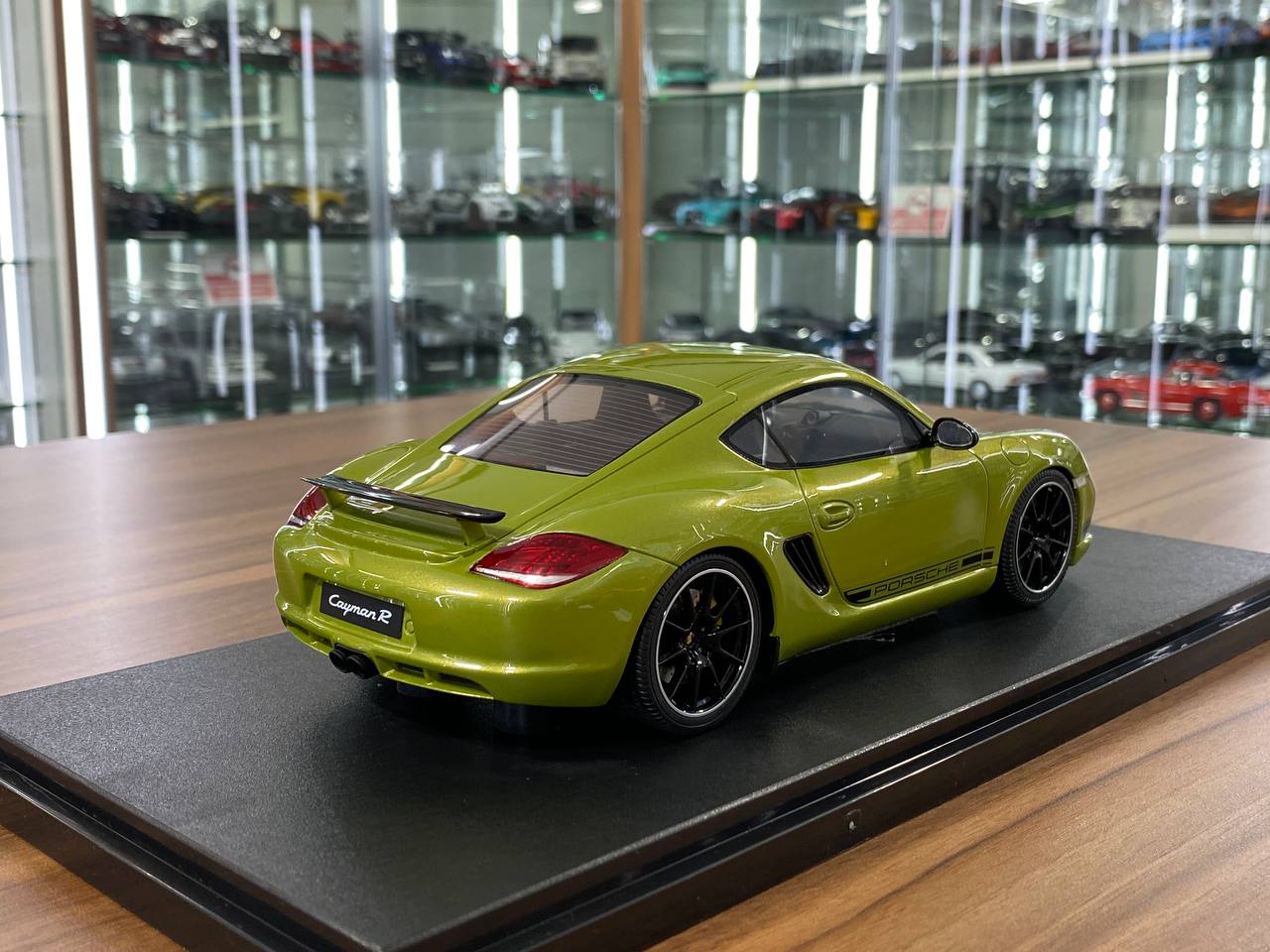 1/18 Resin Model GT Spirit Porsche (987.2) Cayman R 2012 – Green – Limited Edition