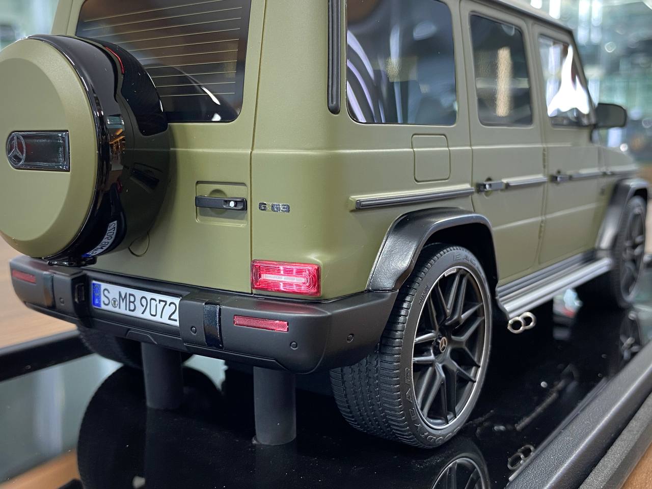 1/18 Mercedes-Benz G-Class G63 AMG W463 V8 Biturbo 2019 Army Green MotorHelix