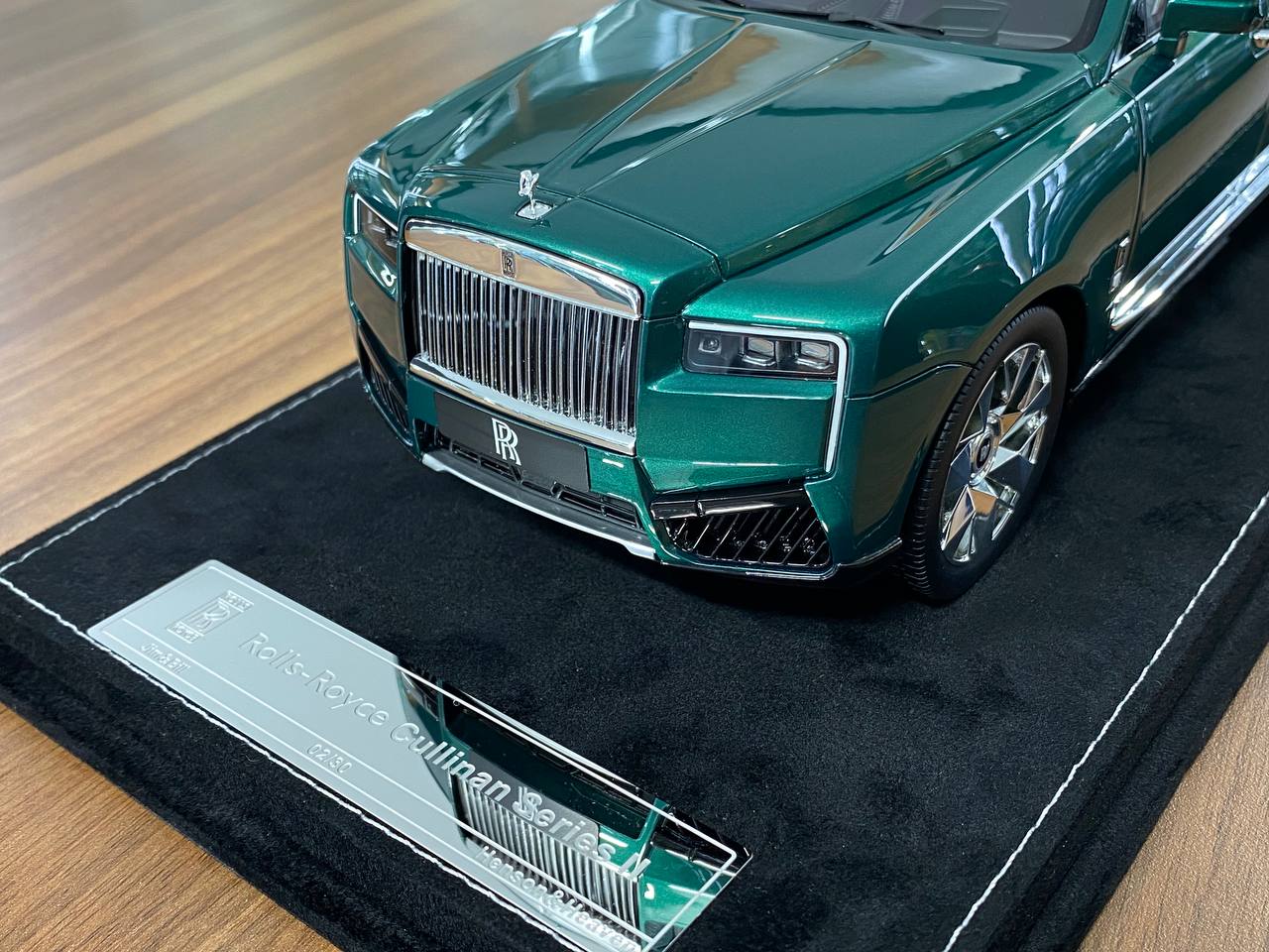 1:18 Resin – H&H Rolls-Royce Cullinan Series II Diamond Black – Limited 30 pcs