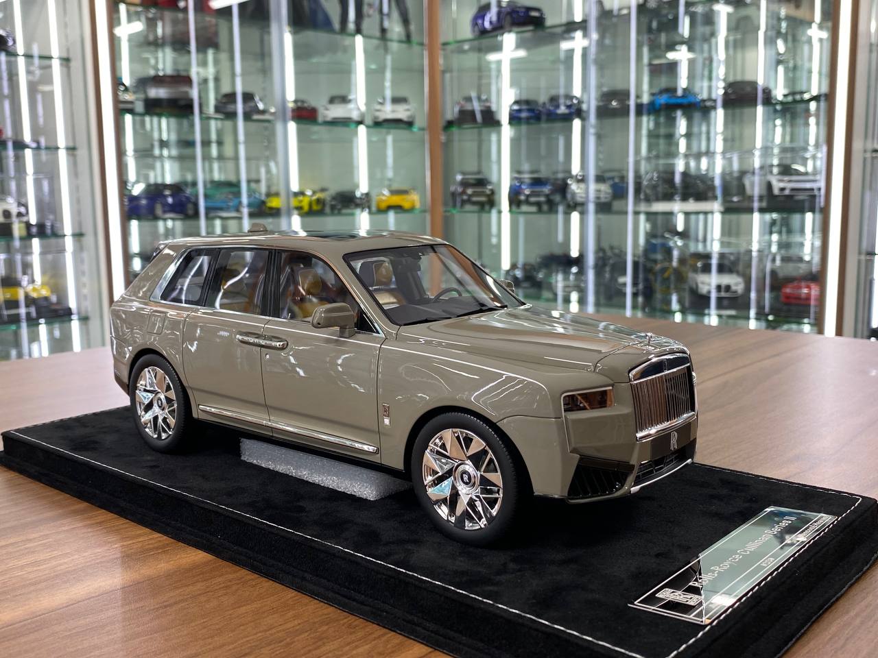 1:18 Resin Model  – H&H Rolls-Royce Cullinan Series II Truffle Marble Brown – Limited 30 pcs