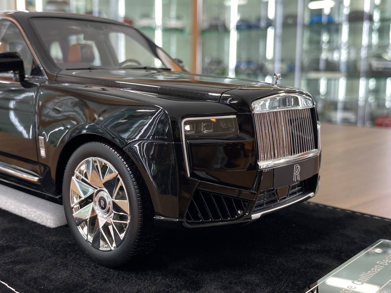 1:18 Resin – H&H Rolls-Royce Cullinan Series II Diamond Black – Limited 30 pcs