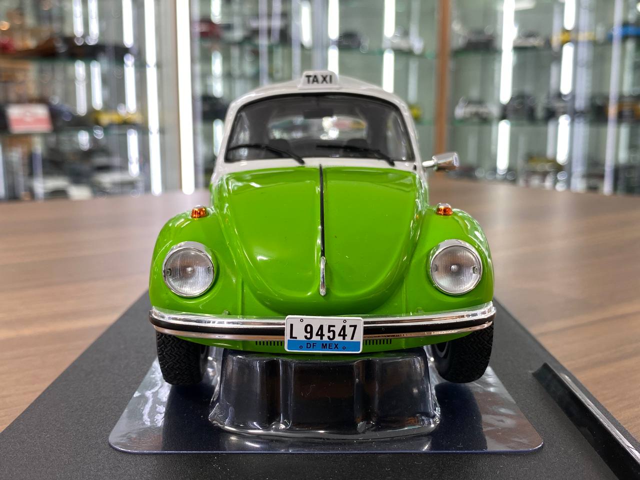 1/18 Diecast Solido VOLKSWAGEN BEETLE 1303 -MEXICAN TAXI (1974) in Green