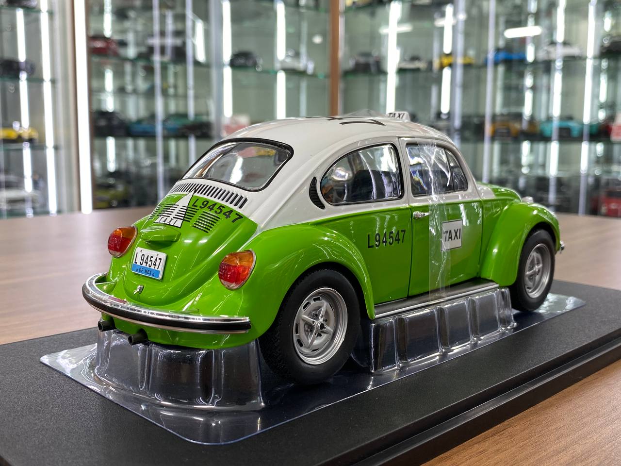 1/18 Diecast Solido VOLKSWAGEN BEETLE 1303 -MEXICAN TAXI (1974) in Green
