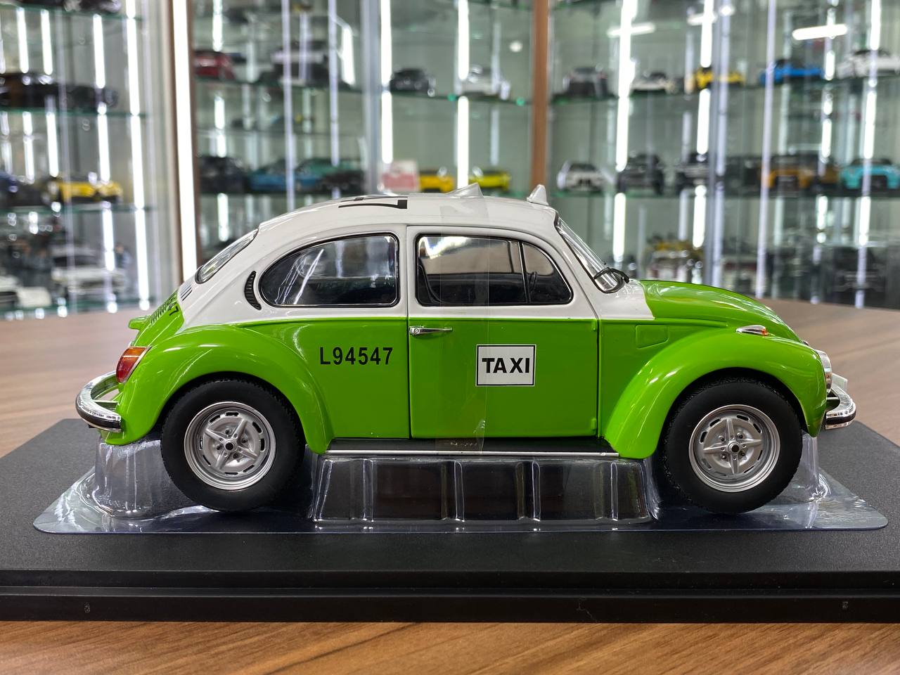 1/18 Diecast Solido VOLKSWAGEN BEETLE 1303 -MEXICAN TAXI (1974) in Green