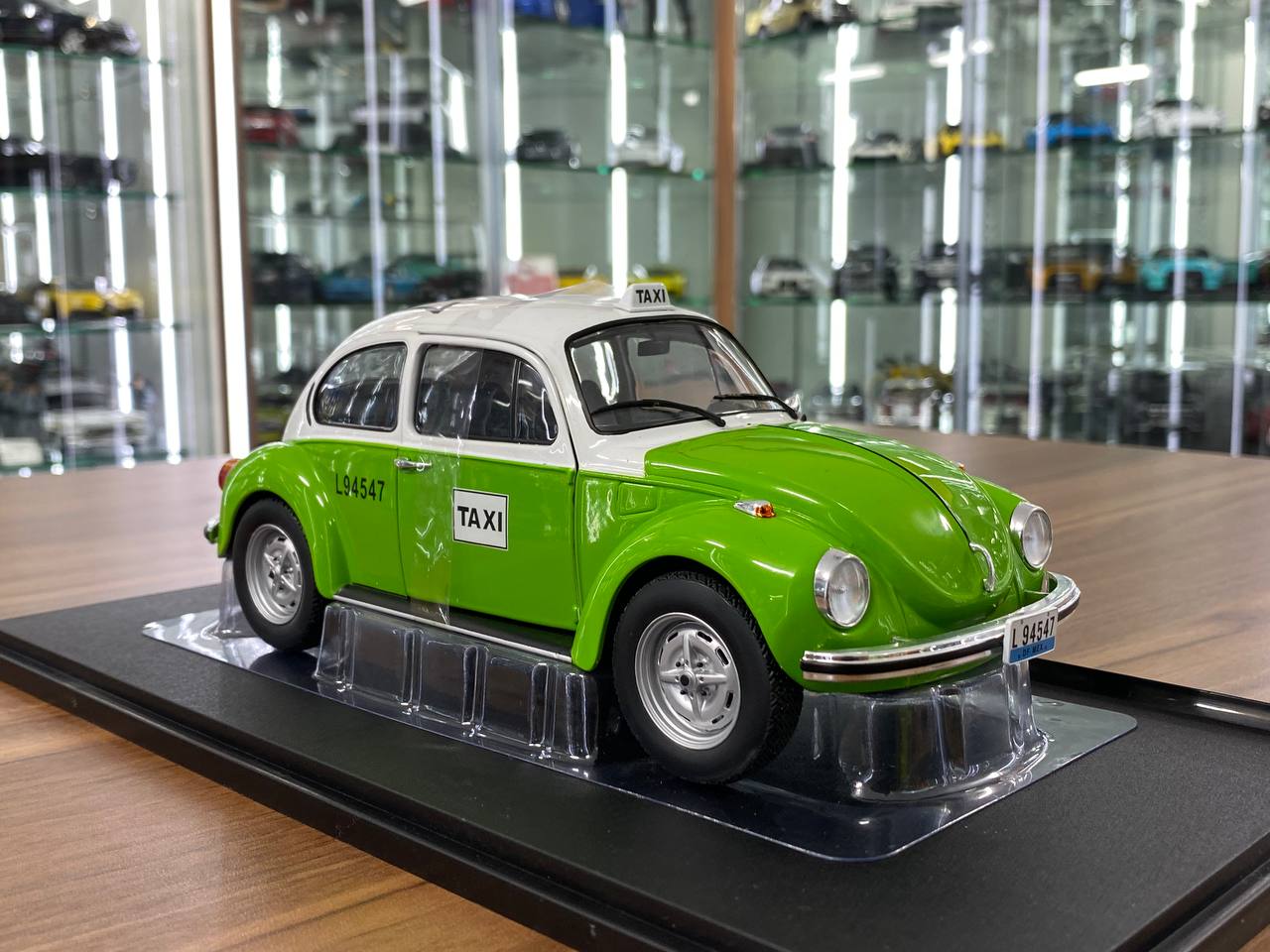 1/18 Diecast Solido VOLKSWAGEN BEETLE 1303 -MEXICAN TAXI (1974) in Green