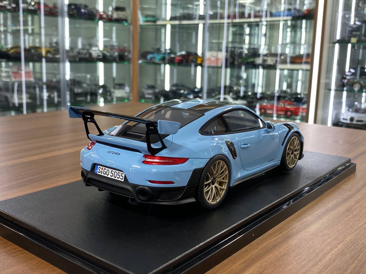 1/18 Resin Model GT Spirit Porsche 911 (991.2) GT2 RS – Gulf Blue – Limited Edition