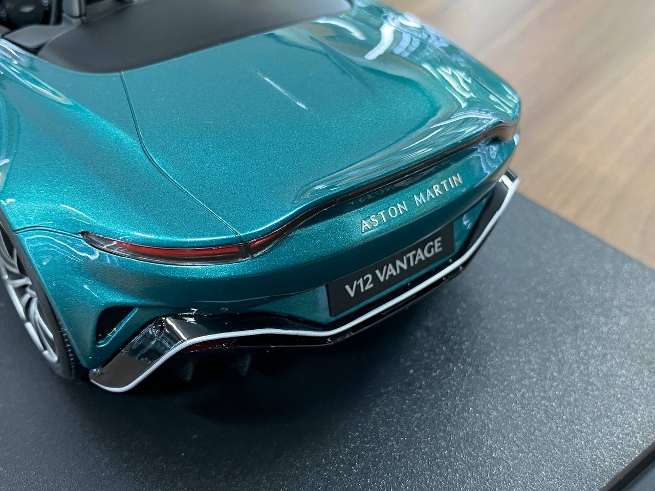 1/18 Resin Model GT Spirit Aston Martin V12 Vantage Roadster 2023 – Green – Limited Edition