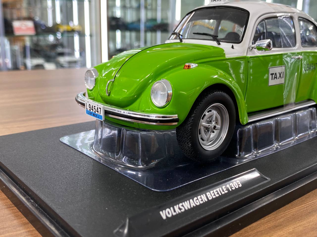 1/18 Diecast Solido VOLKSWAGEN BEETLE 1303 -MEXICAN TAXI (1974) in Green