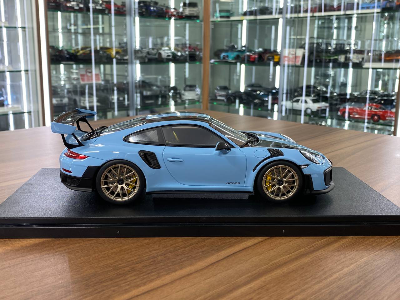1/18 Resin Model GT Spirit Porsche 911 (991.2) GT2 RS – Gulf Blue – Limited Edition