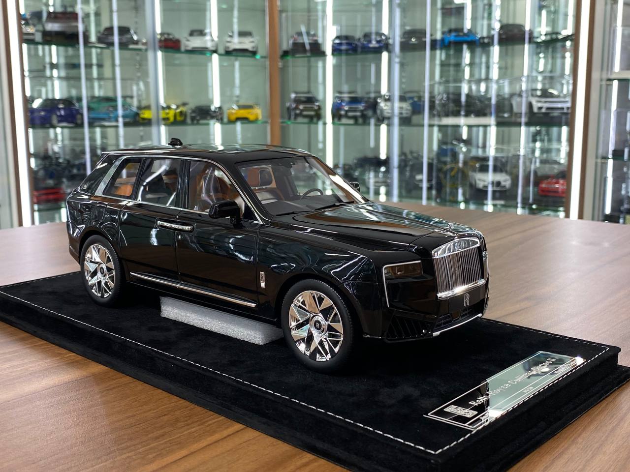 1:18 Resin – H&H Rolls-Royce Cullinan Series II Diamond Black – Limited 30 pcs