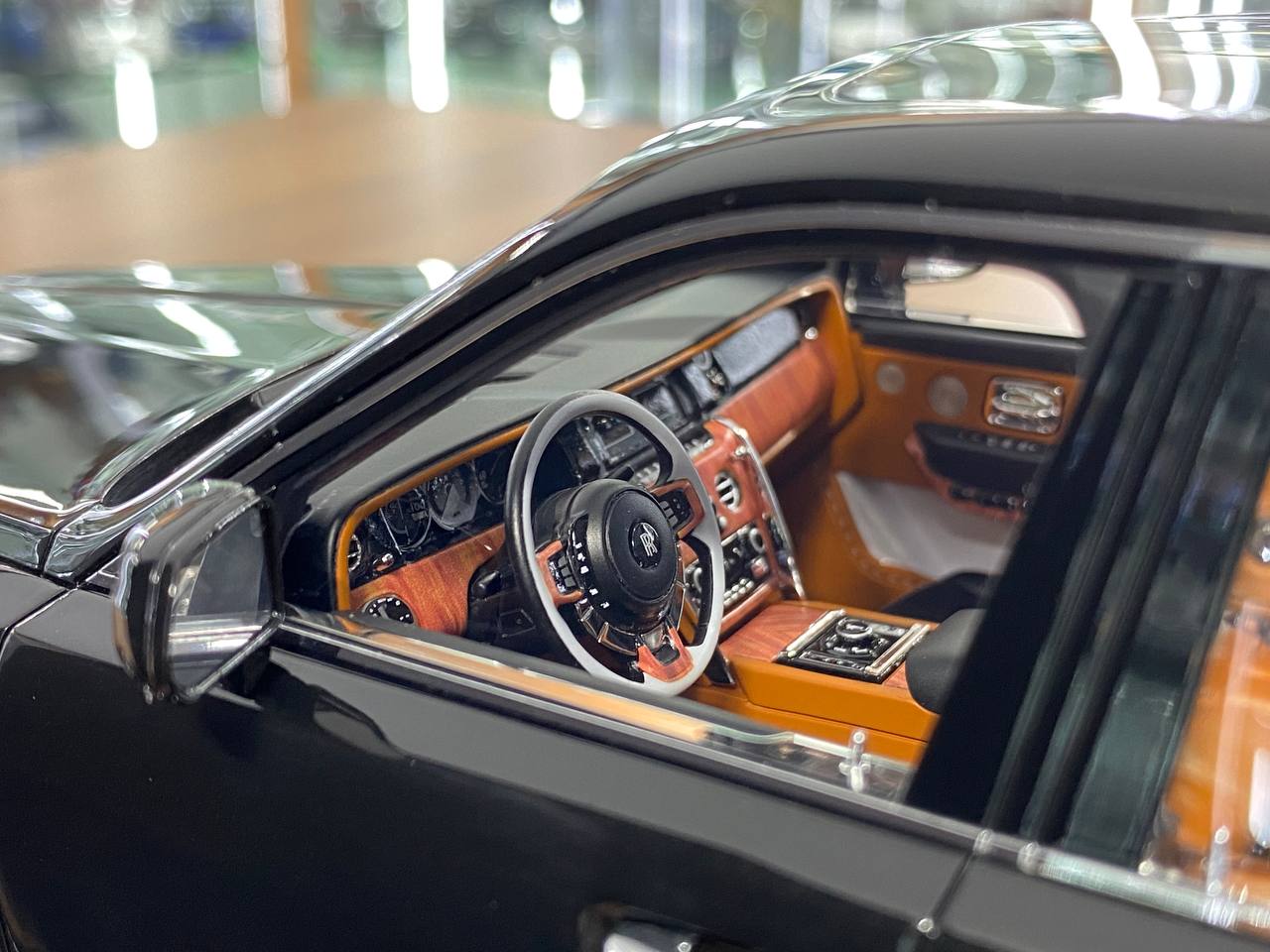 1:18 Resin – H&H Rolls-Royce Cullinan Series II Diamond Black – Limited 30 pcs