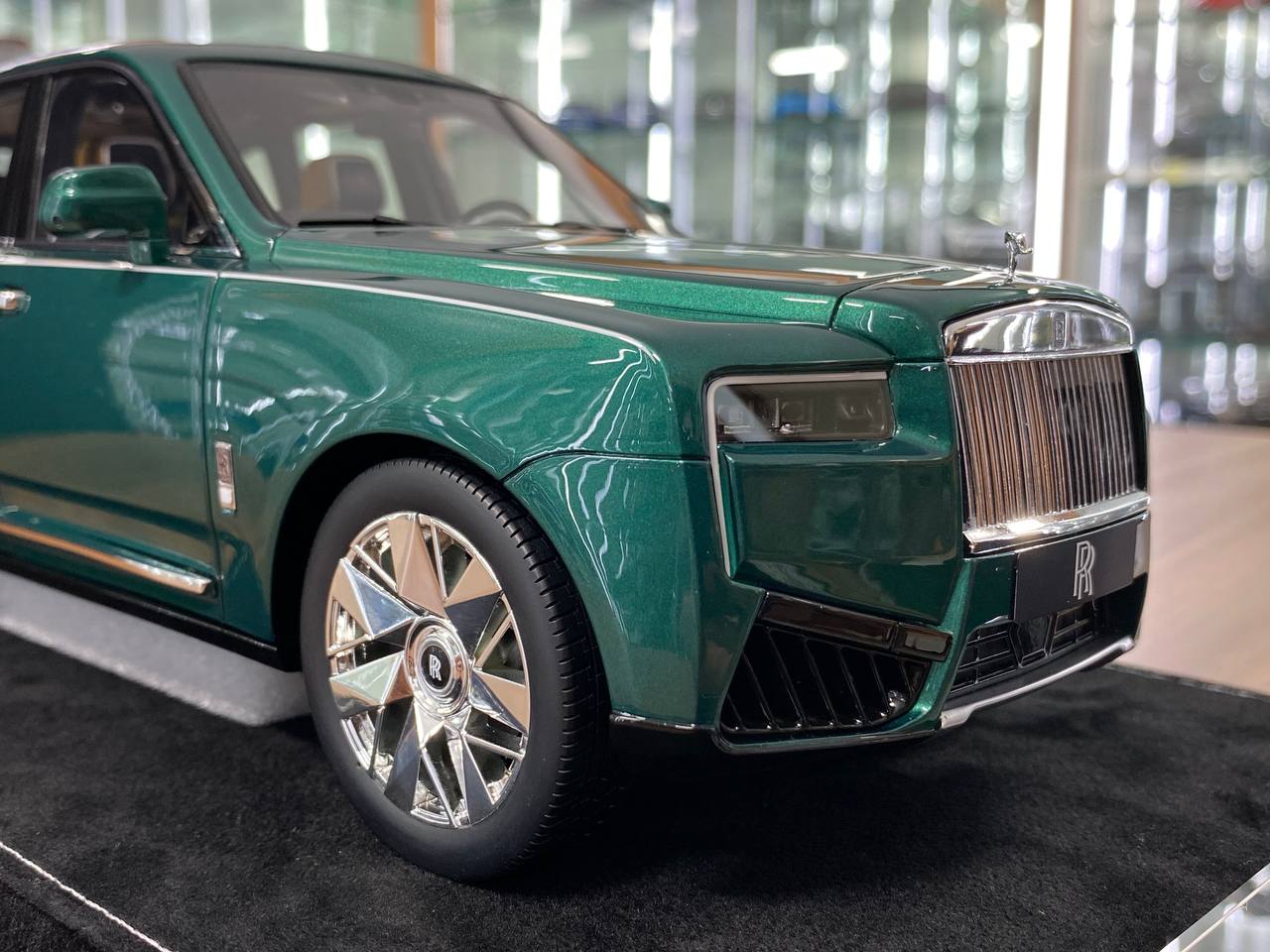 1:18 Resin – H&H Rolls-Royce Cullinan Series II Emerald Green – Limited 30 pcs