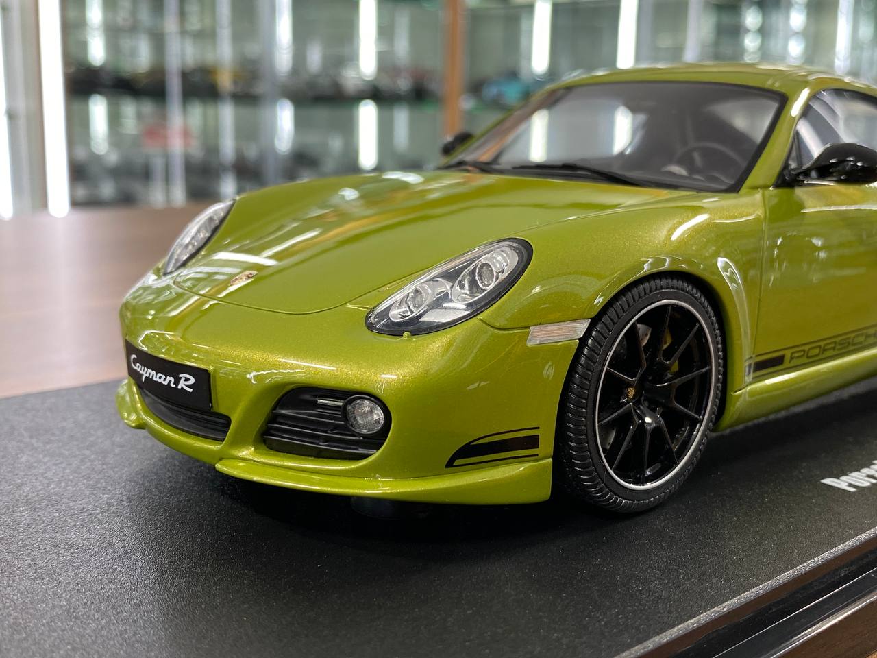 1/18 Resin Model GT Spirit Porsche (987.2) Cayman R 2012 – Green – Limited Edition