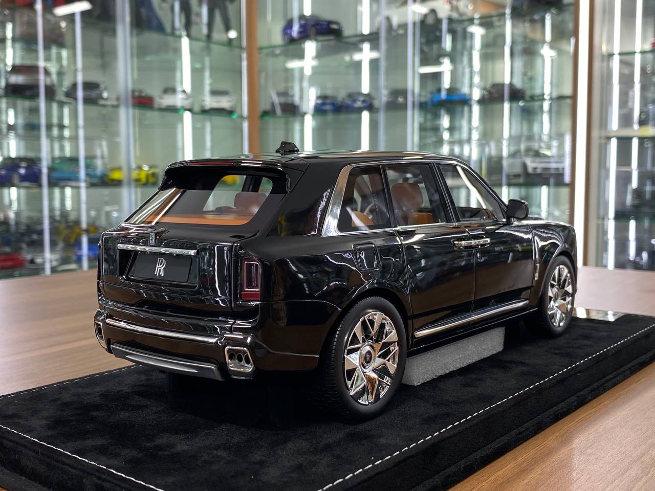 1:18 Resin – H&H Rolls-Royce Cullinan Series II Diamond Black – Limited 30 pcs