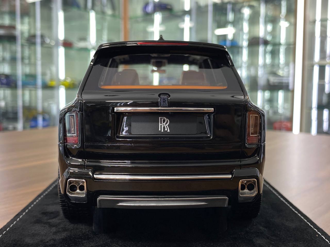 1:18 Resin – H&H Rolls-Royce Cullinan Series II Diamond Black – Limited 30 pcs