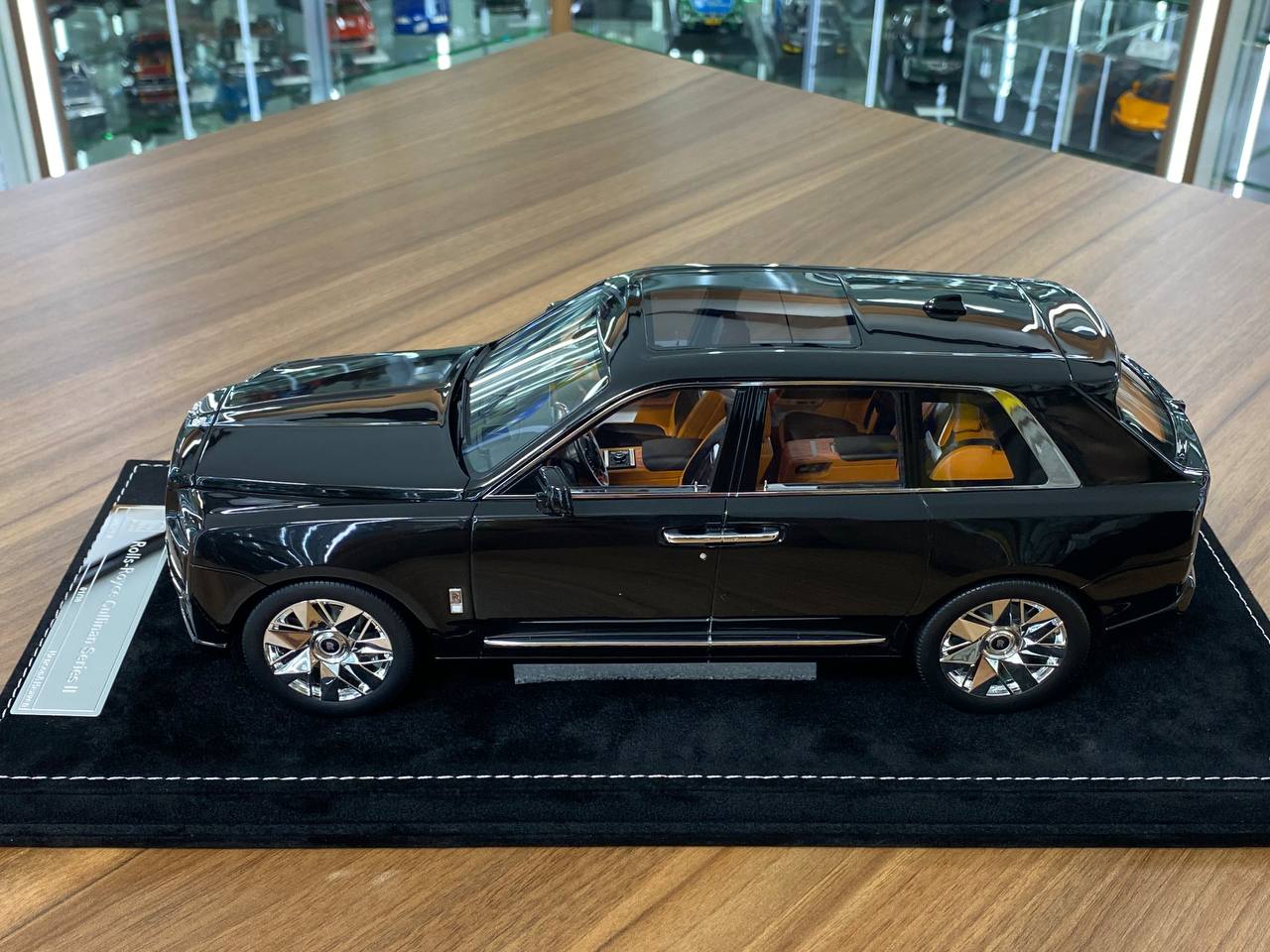1:18 Resin – H&H Rolls-Royce Cullinan Series II Diamond Black – Limited 30 pcs