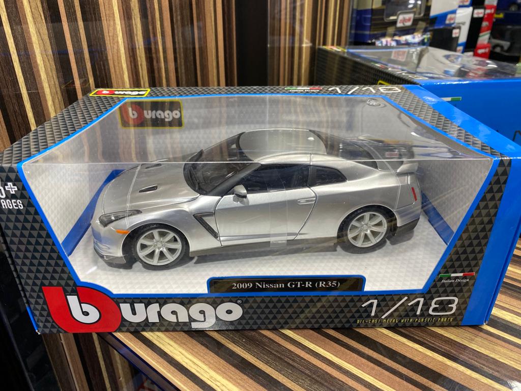 1/18 Diecast Nissan GT - R (R35) 2009 Diecast car 1/18 by Bburago