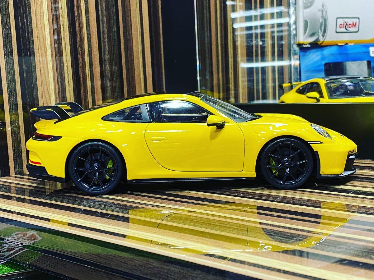 1/18 Diecast Porsche 911 GT3 Yellow Miniature Model car by Maisto