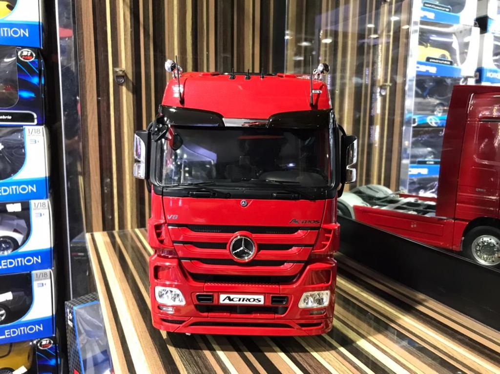 1/18 Diecast Miniature Mercedes-Benz Actros Red Model Car