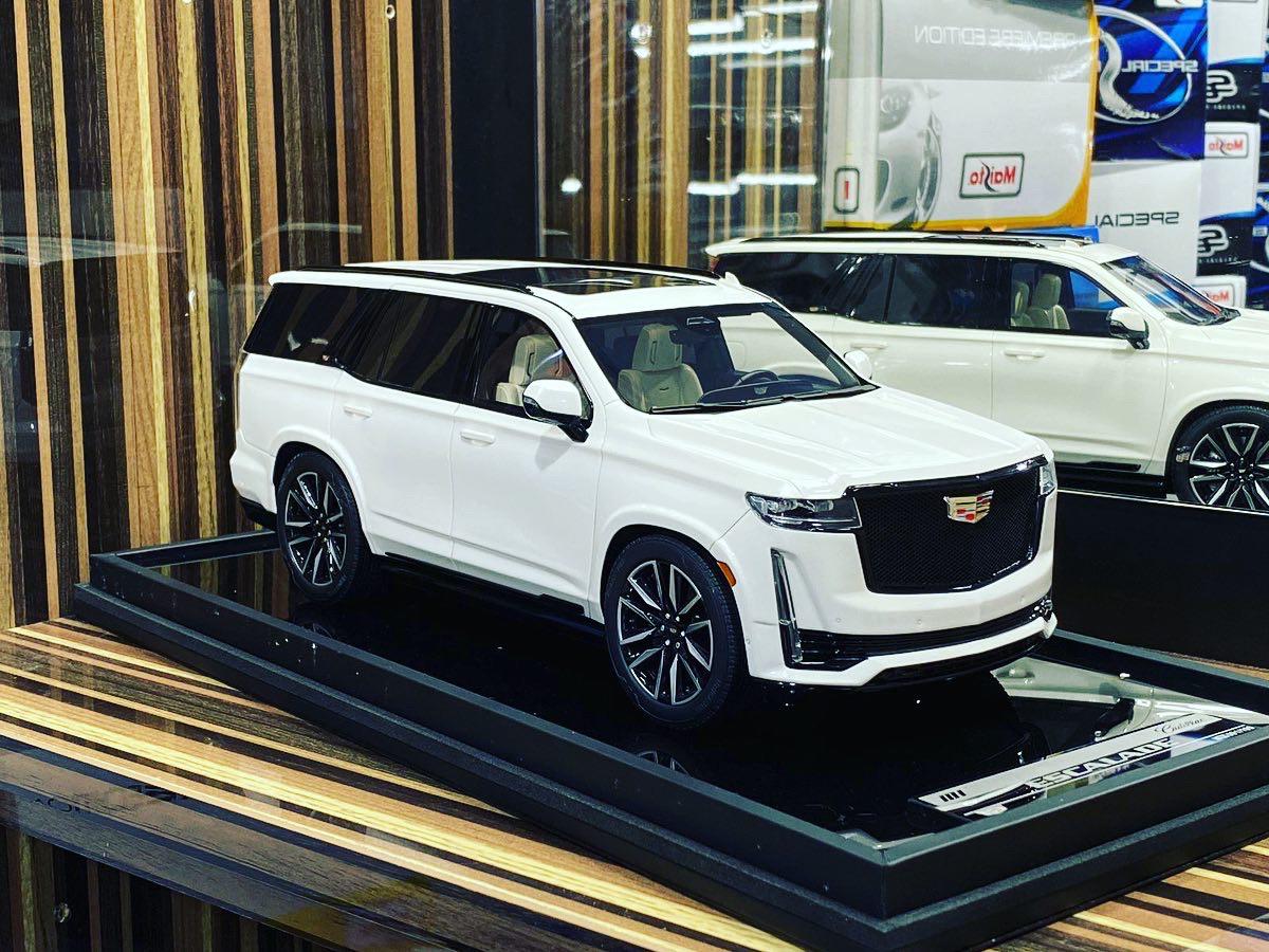 Cadillac Escalade 2022 1/18 Diecast car by Motorhelix