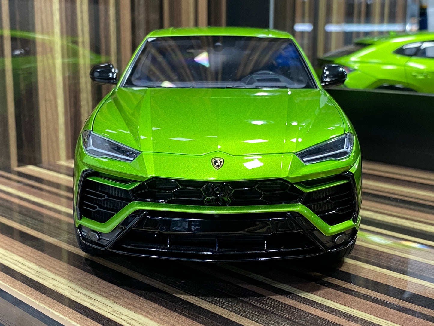 Lamborghini Urus 1/18 Diecast car by Autoart